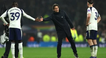 بديل توماس فرانك.. مدرب يبلغ 78 عاماً يطلب قيادة توتنهام بعد إقالة الألماني